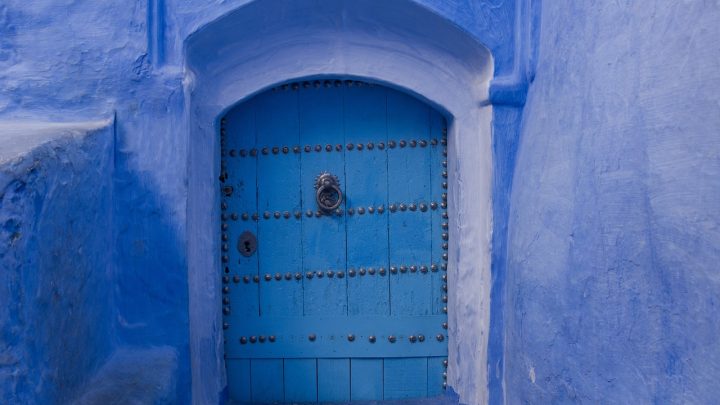 Automatisme de porte coulissante vs battante : comment choisir le bon système pour votre entrée