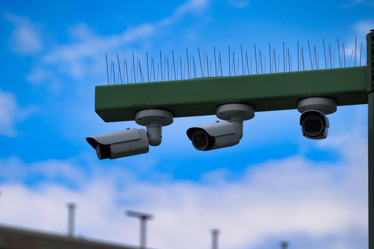 découvrez comment la surveillance permet d'assurer la sécurité, de protéger les biens et de prévenir les incidents grâce à des technologies innovantes et des solutions adaptées à chaque besoin.