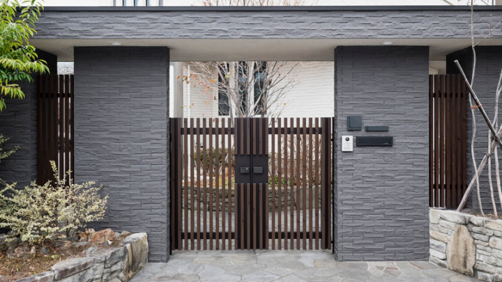 Motorisation de portail : Poser la plaque de fondation d&rsquo;un moteur coulissant