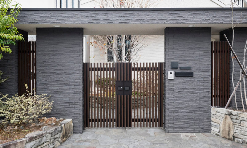 Motorisation de portail : Poser la plaque de fondation d&rsquo;un moteur coulissant